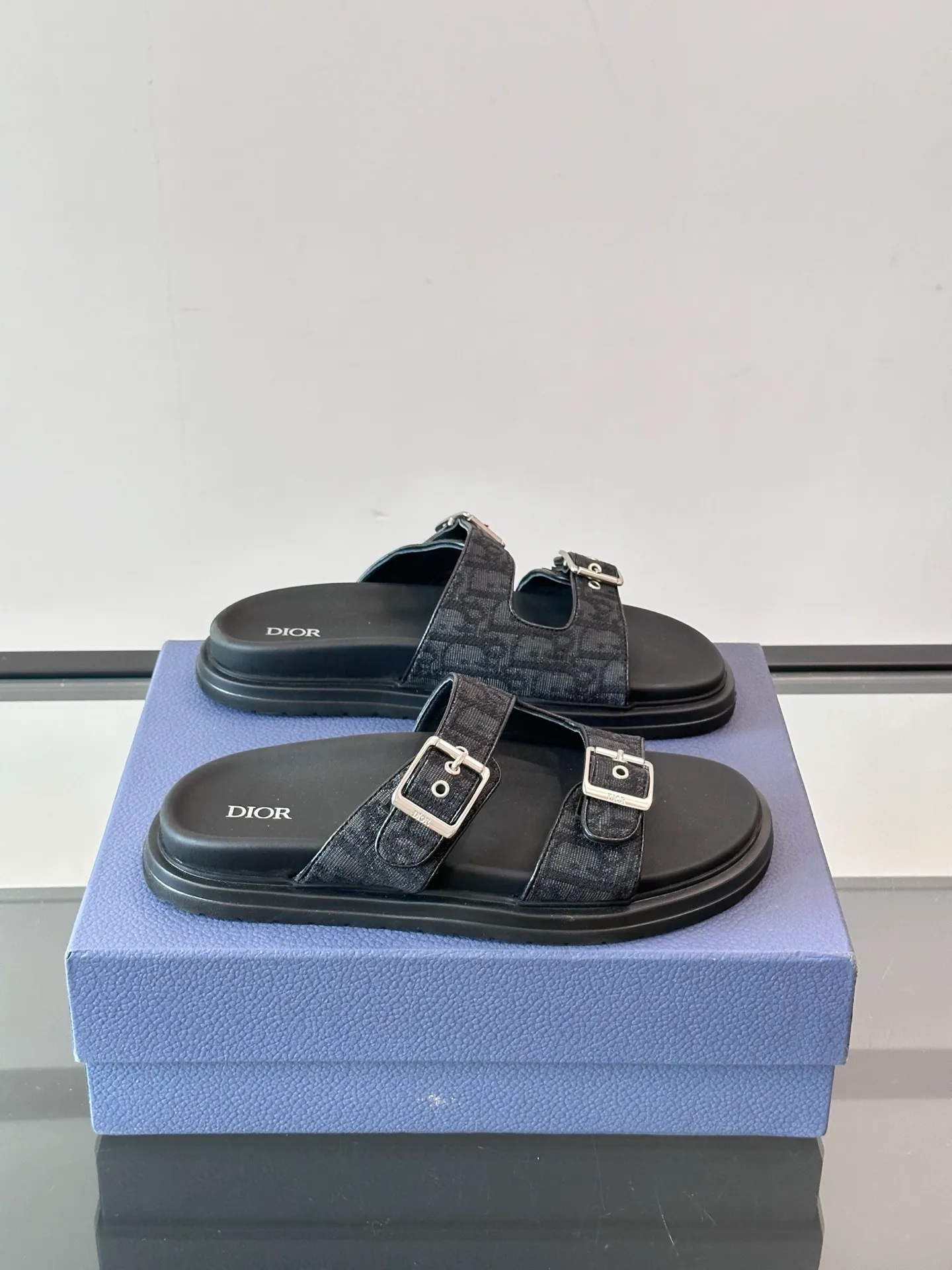 Factory price: 300💰Dior Aqua men's sandals and slippers. Showcasing Dior haute couture design. The Dior gray suede strap is accented with an aluminum Dior buckle for added style. Paired with a comfortable tonal notch sole, they pair easily with shorts or jeans for a sophisticated look. Main body: suede cow leather, technical fabric lining: cow leather, with adjustable straps, aluminum Dior buckle, Dior gray EVA insole, tonal notch rubber outsole splicing structure👌👌 size: 38-44 (45.46 customized)